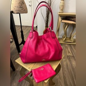 This pink women’s Coach purse and wristlet set is absolutely gorgeous!